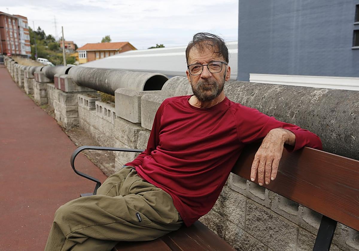 Adolfo Flórez frente al polideportivo Toso Muñiz de Las Vegas.
