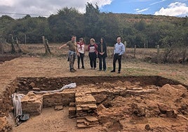 El arqueólogo Juan Muñiz, la concejala de Las Regueras, Mar García; la acaldesa de Las Regueras, María Isabel Méndez; la consejera de Cultura, Vanessa Gutiérrez y el director general de Patrimonio, Pablo León.