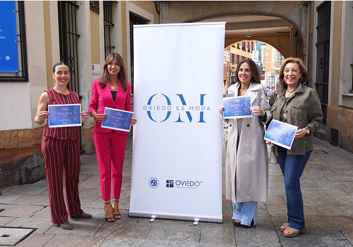 La edil Leticia González, con representantes de 'Oviedo es Moda'.