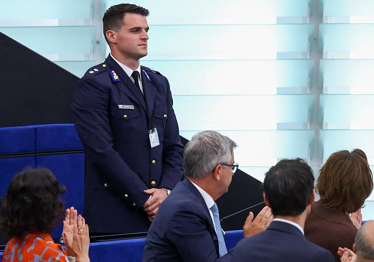 El jefe de equipo de bomberos griegos que trabajó en Asturias, en representación de todos ellos, Nikolaos Paisios, en el Parlamento Europeo.