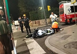 El motorista herido, atendido por los sanitarios en la avenida Schulz.