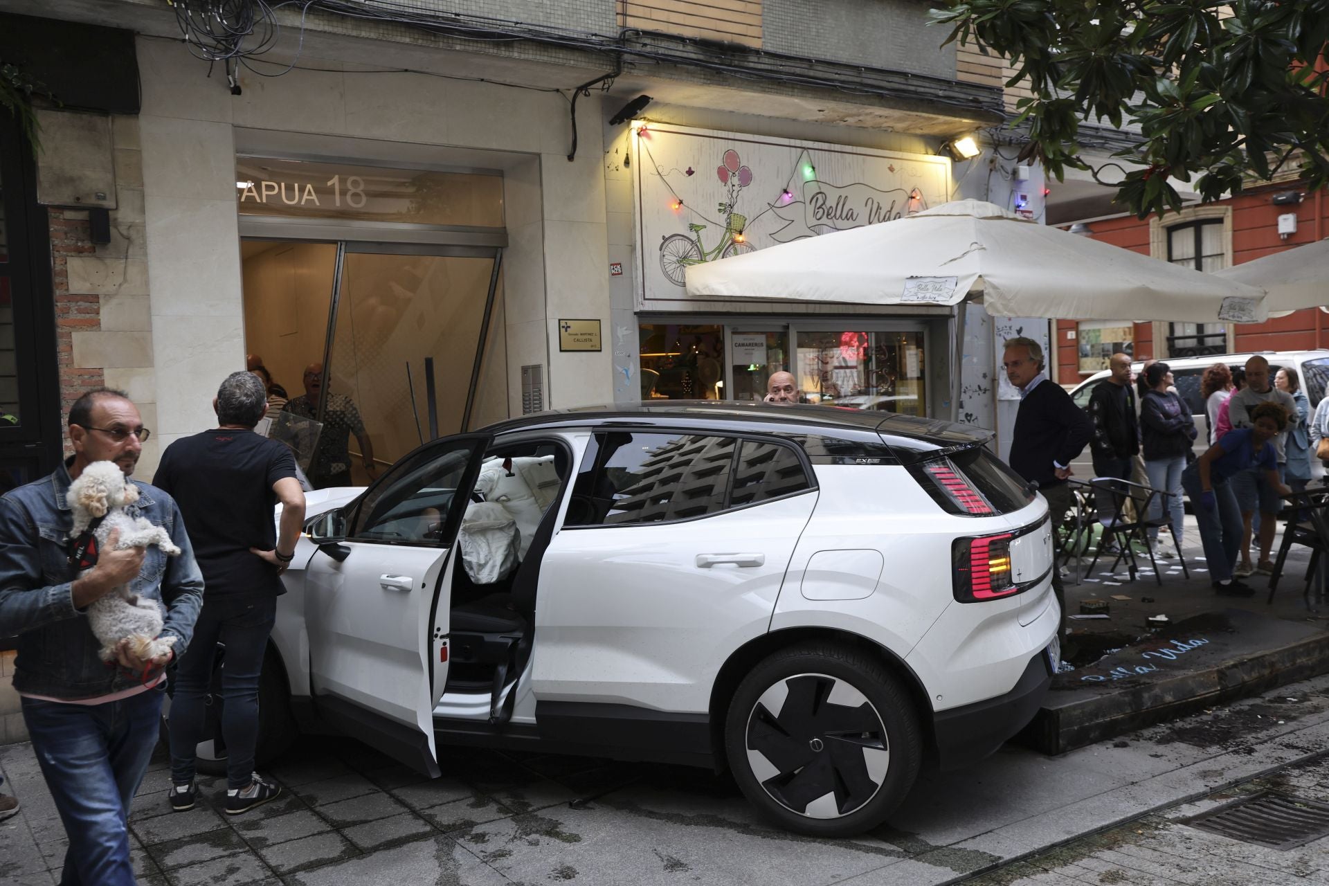 Un coche se lleva por delante parte de una terraza en Gijón: las imágenes del suceso