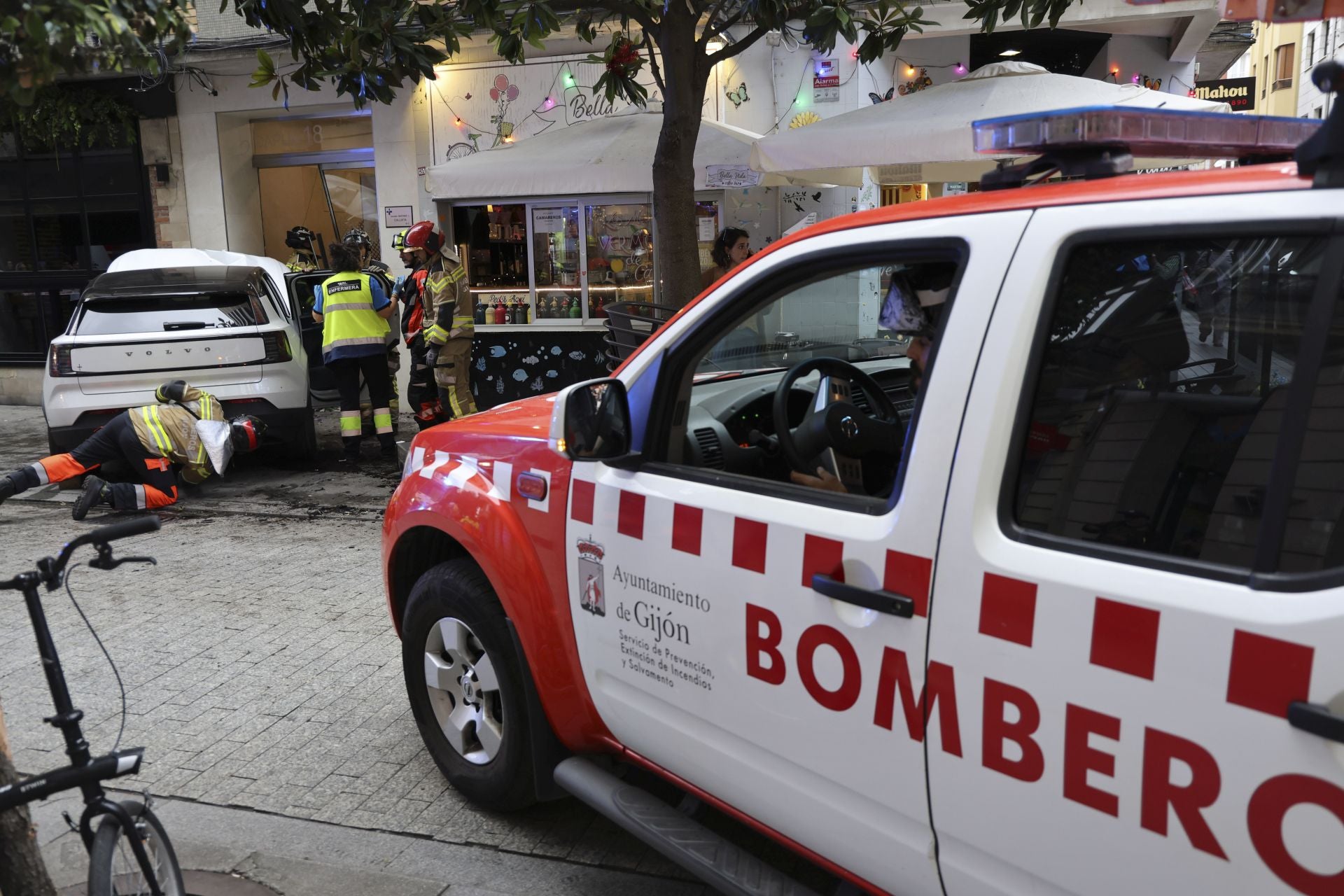 Un coche se lleva por delante parte de una terraza en Gijón: las imágenes del suceso