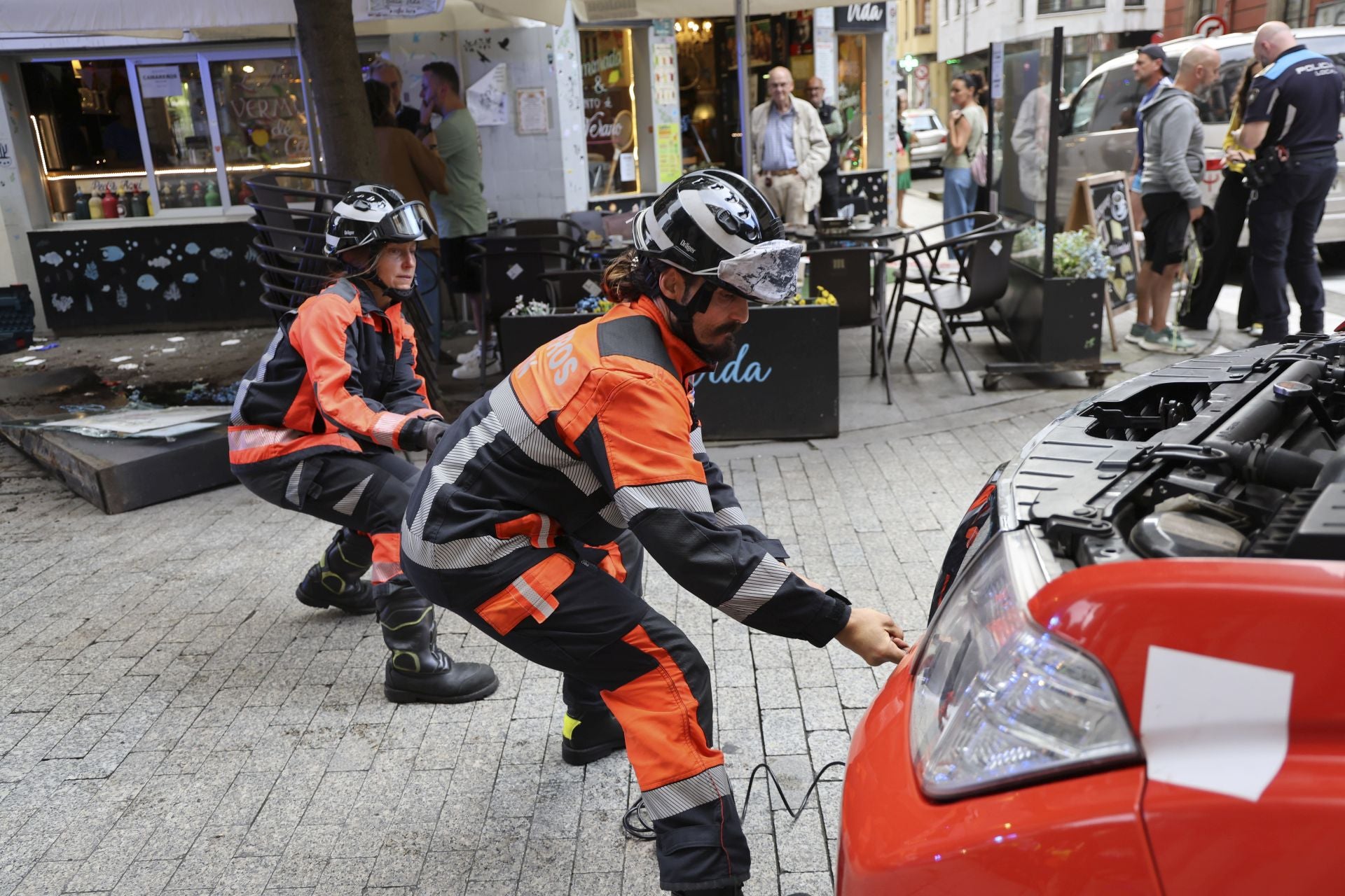Un coche se lleva por delante parte de una terraza en Gijón: las imágenes del suceso