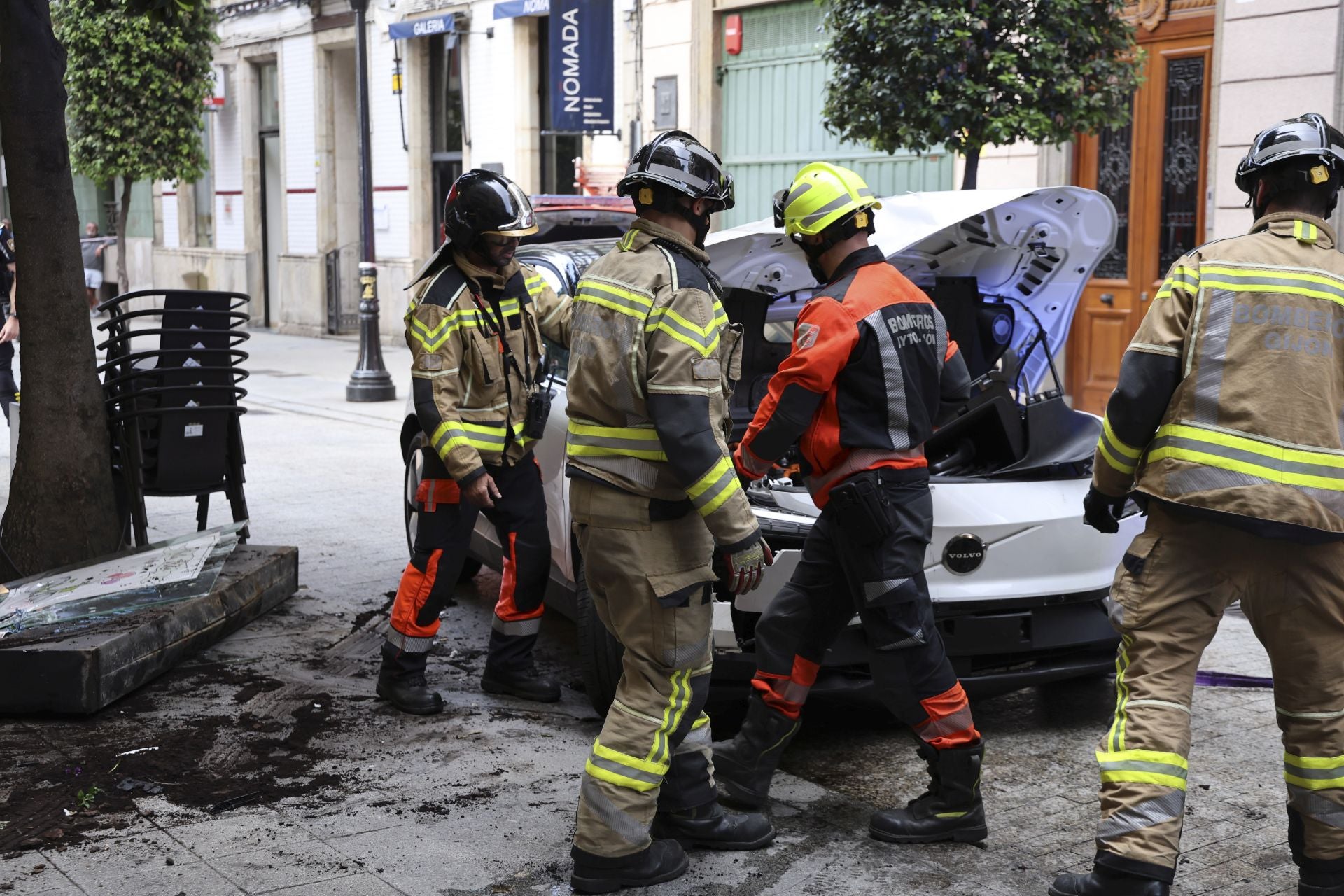 Un coche se lleva por delante parte de una terraza en Gijón: las imágenes del suceso