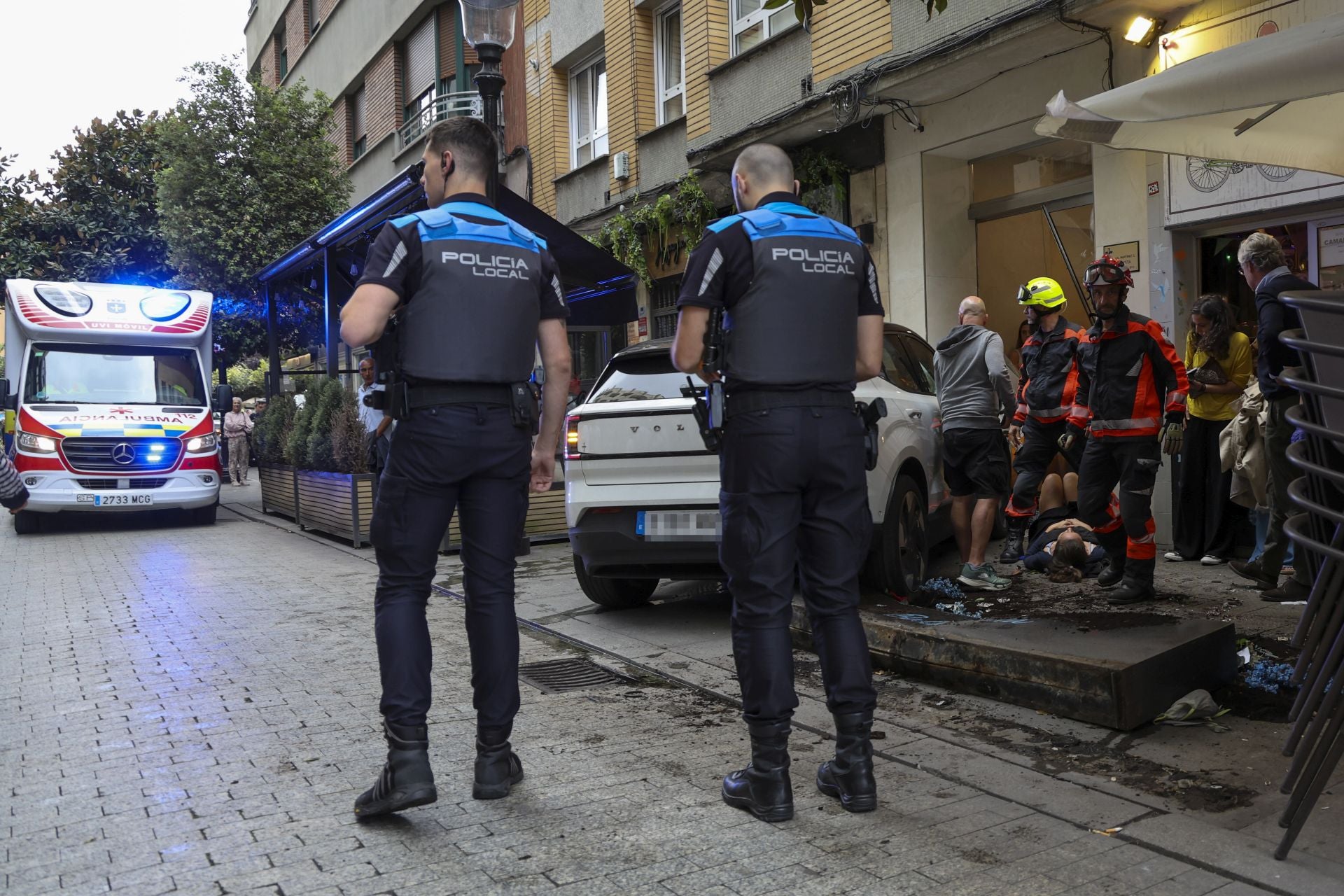 Un coche se lleva por delante parte de una terraza en Gijón: las imágenes del suceso