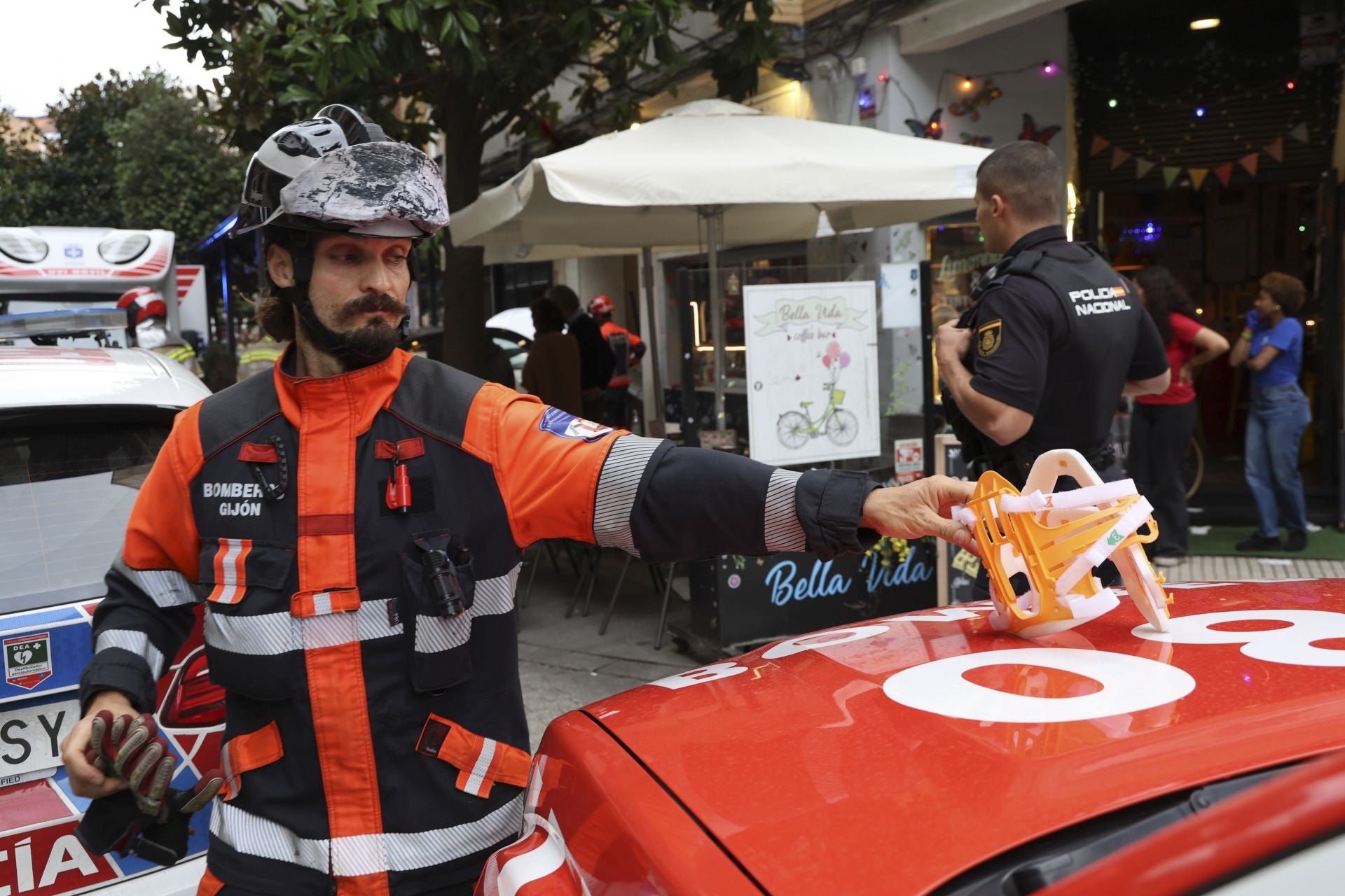 Un coche se lleva por delante parte de una terraza en Gijón: las imágenes del suceso