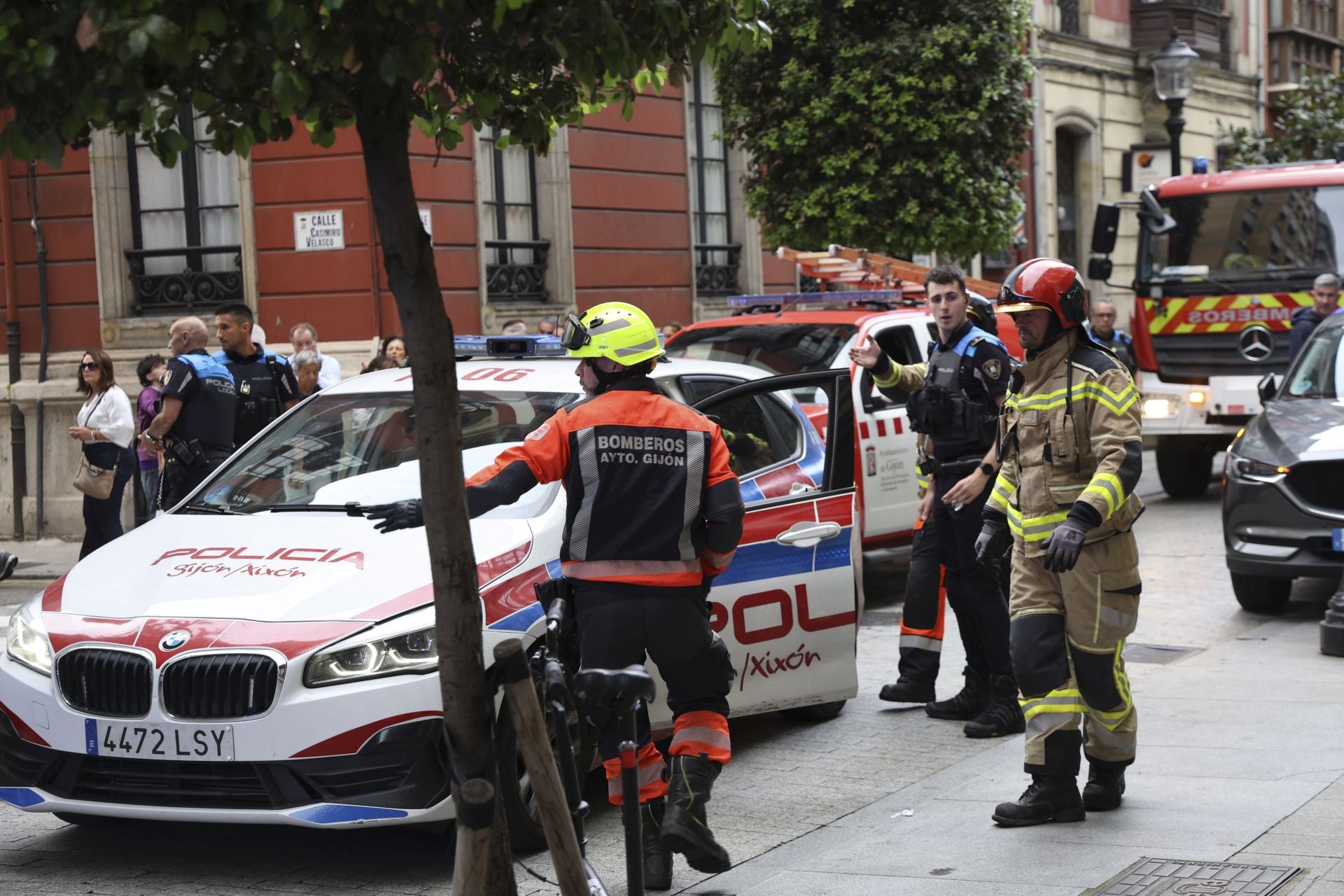 Un coche se lleva por delante parte de una terraza en Gijón: las imágenes del suceso