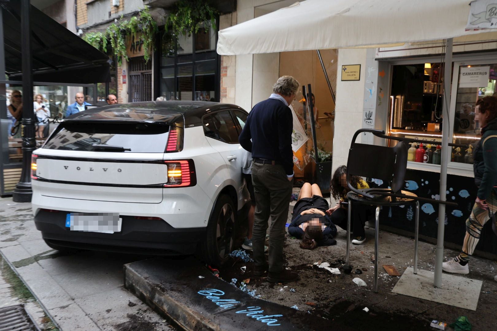 Un coche se lleva por delante parte de una terraza en Gijón: las imágenes del suceso