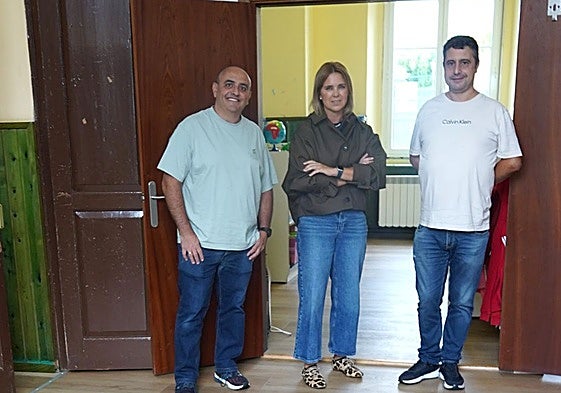 Javier de la Roz, director del Colegio Rural Agrupado de Viella, con los ediles Eva Iglesias y Javier Rodríguez.
