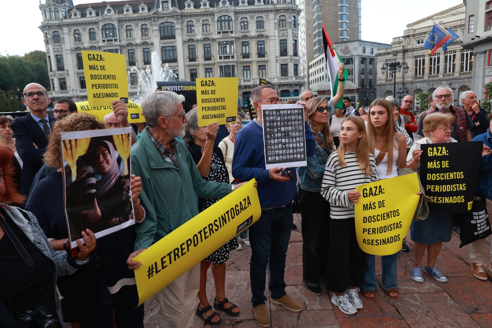 Los periodistas y fotógrafos de Asturias exigen el fin de la masacre en Gaza: «No es una guerra es un genocidio»