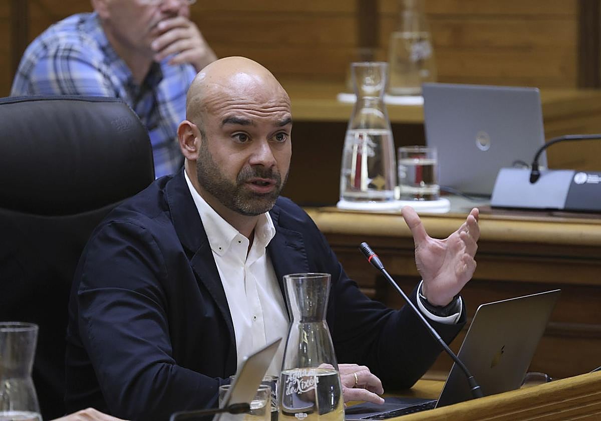 El concejal de Urbanismo, Jesús Martínez Salvador, durante la sesión plenaria celebrada este miércoles, en el Ayuntamiento de Gijón.
