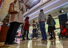 Compradores deambulando por Parque Principado.