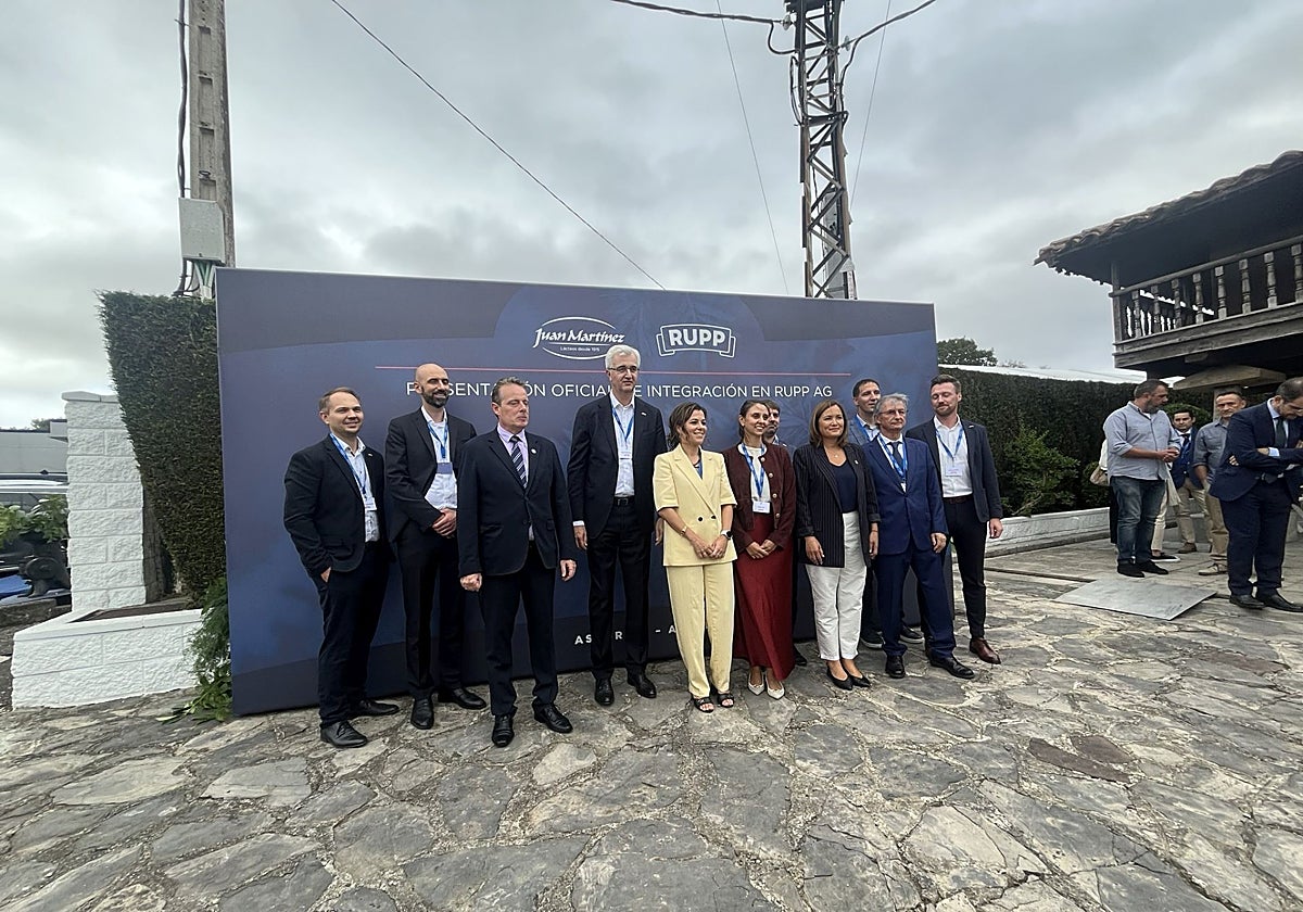 Responsables de las dos empresas lácteas con el consejero de Medio Rural (tercero por la izquierda).