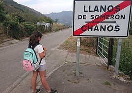 Una de las niñas que hacen uso de la ruta escolar de Llanos de Somerón, en Lena