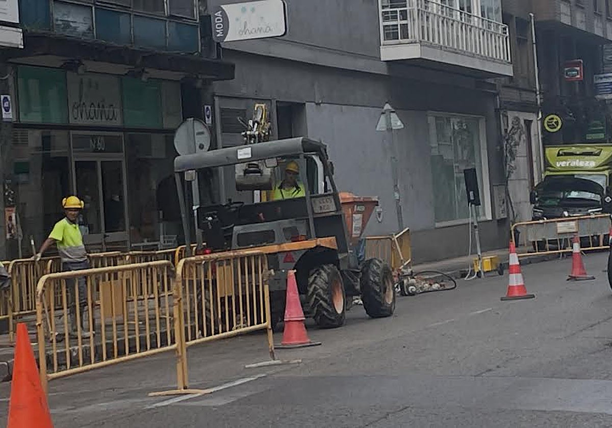 Obras en la calle Constitución de Sama