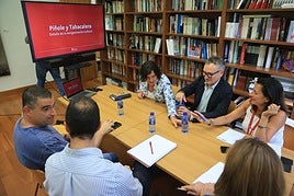 Pedro Roldán, Aitor Martínez Valdajos (de espaldas), Montserrat López Moro, Gilberto Villoria y María López Castro, ayer, en la sede de la concejalía, en el Antiguo Instituto