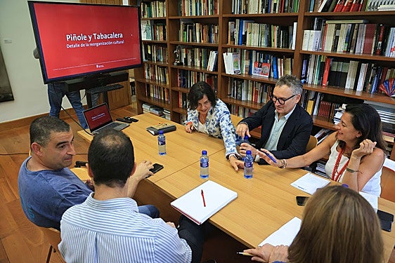 Pedro Roldán, Aitor Martínez Valdajos (de espaldas), Montserrat López Moro, Gilberto Villoria y María López Castro, ayer, en la sede de la concejalía, en el Antiguo Instituto
