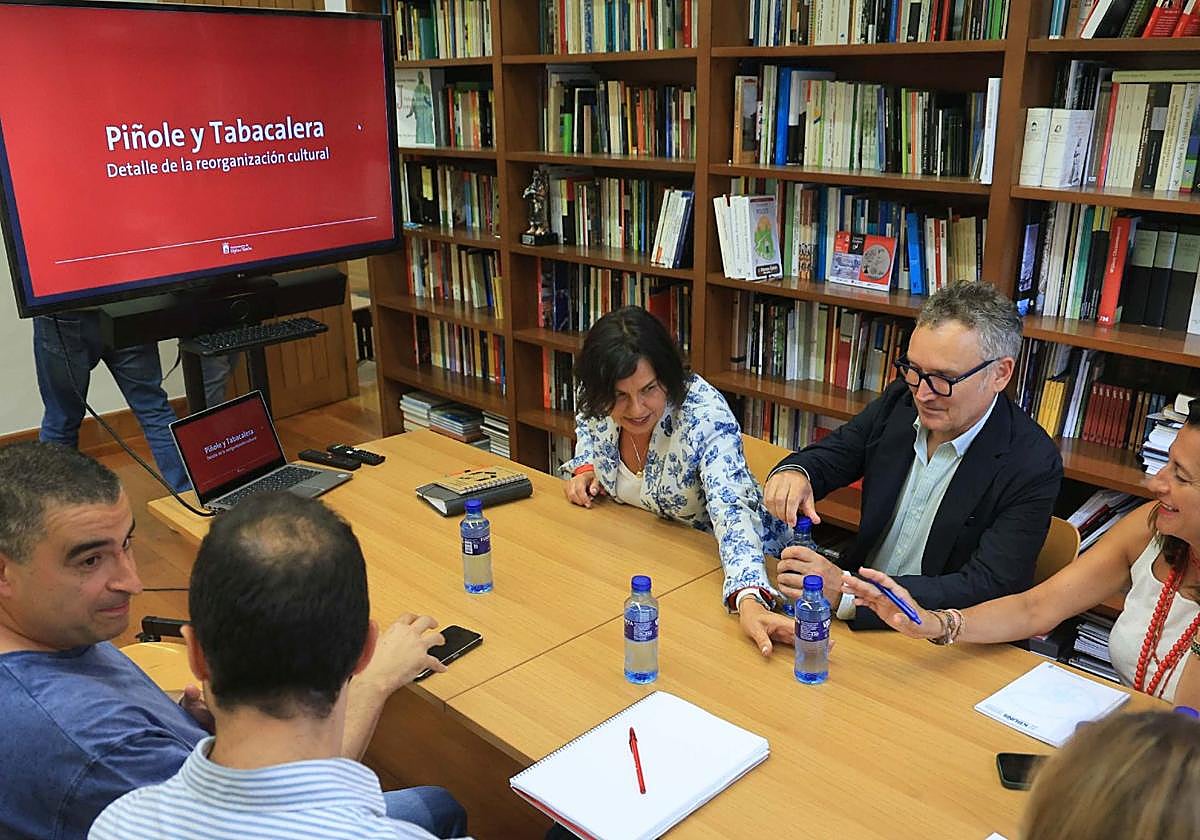 Pedro Roldán, Aitor Martínez Valdajos (de espaldas), Montserrat López Moro, Gilberto Villoria y María López Castro, ayer, en la sede de la concejalía, en el Antiguo Instituto
