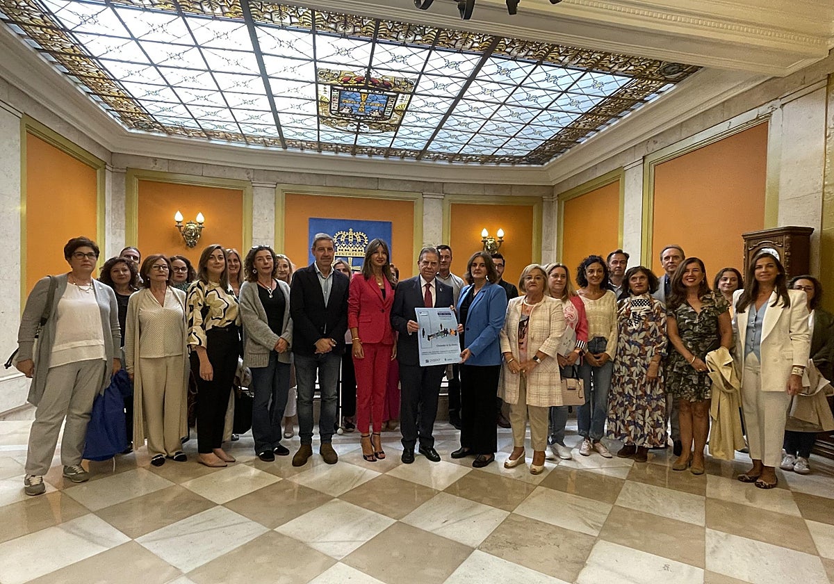 El alcalde y la concejala de Servicios Sociales, en el centro, con representantes de las entidades que participan en la iniciativa