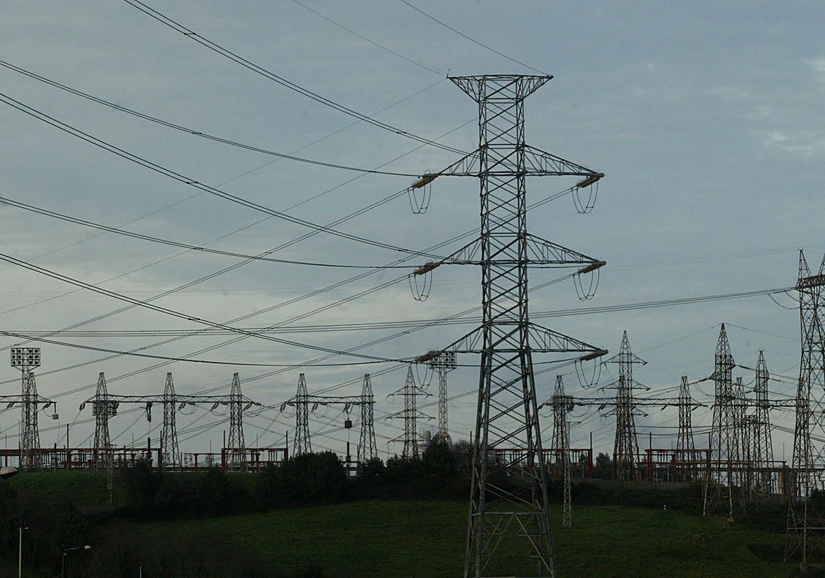Torres del tendido eléctrico en la zona de Aboño.
