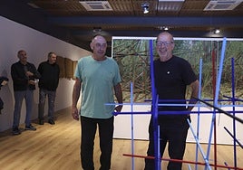 El escultor Pablo Maojo y el fotógrafo Marcos Morilla en la exposición 'Anaglypho', en la Fundación José Cardín, en Villaviciosa