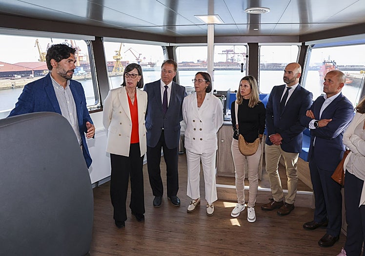 Nieves Roqueñí, Félix Baragaño, Teresa Fernández Marmiesse, Ana Hevia y Jesús Martínez Salvador, en el interior del nuevo mercante de Navinorte, filial del Grupo Marítima Junquera.