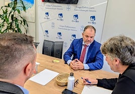 Carlos Paniceres, presidente de la Cámara de Comercio de Oviedo, durante el encuentro con el diputado de IU, Xabel Vegas.