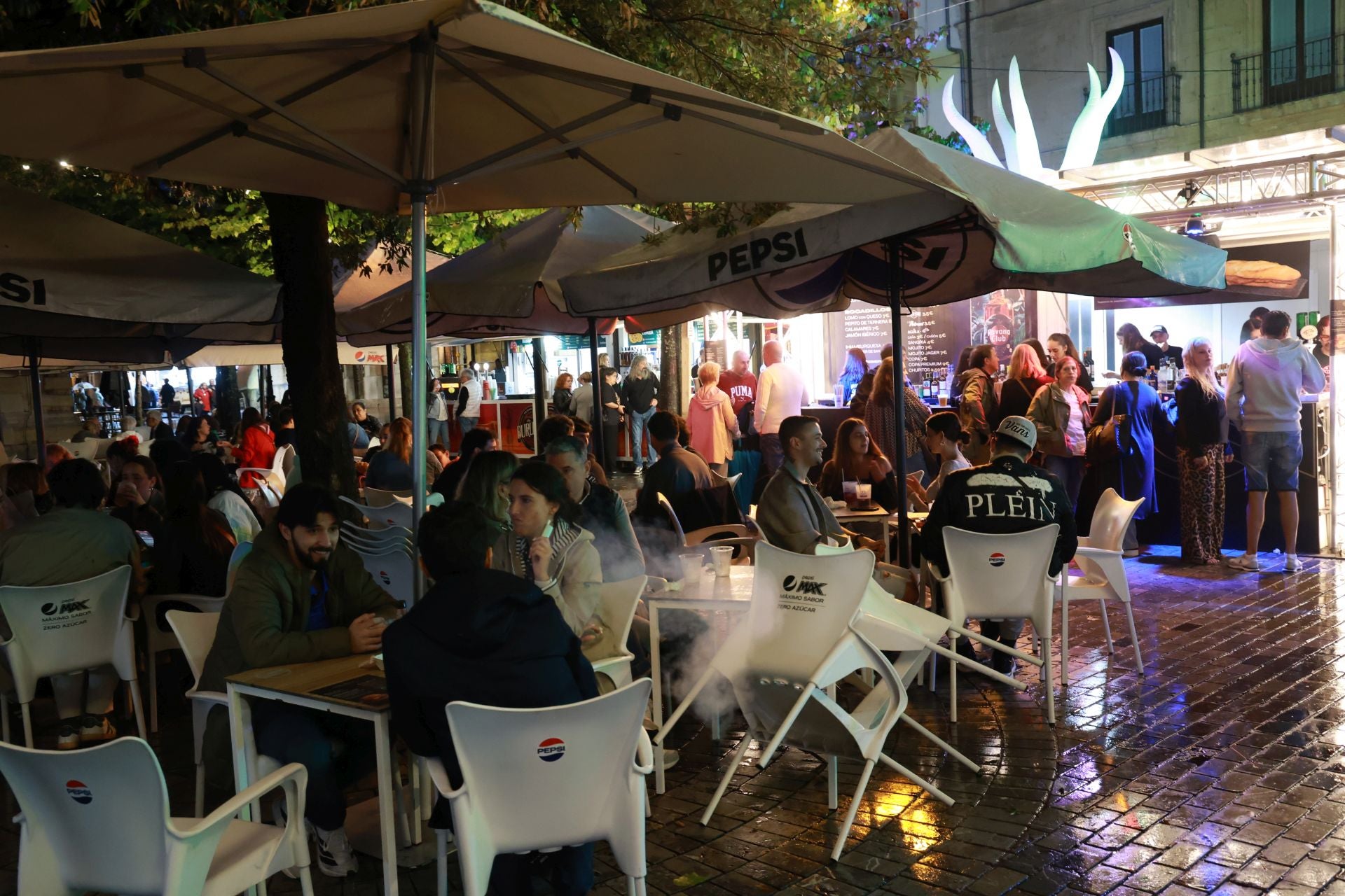 Mucha cerveza, cócteles y mojitos en la inauguración de las casetas de las fiestas de San Mateo en Oviedo