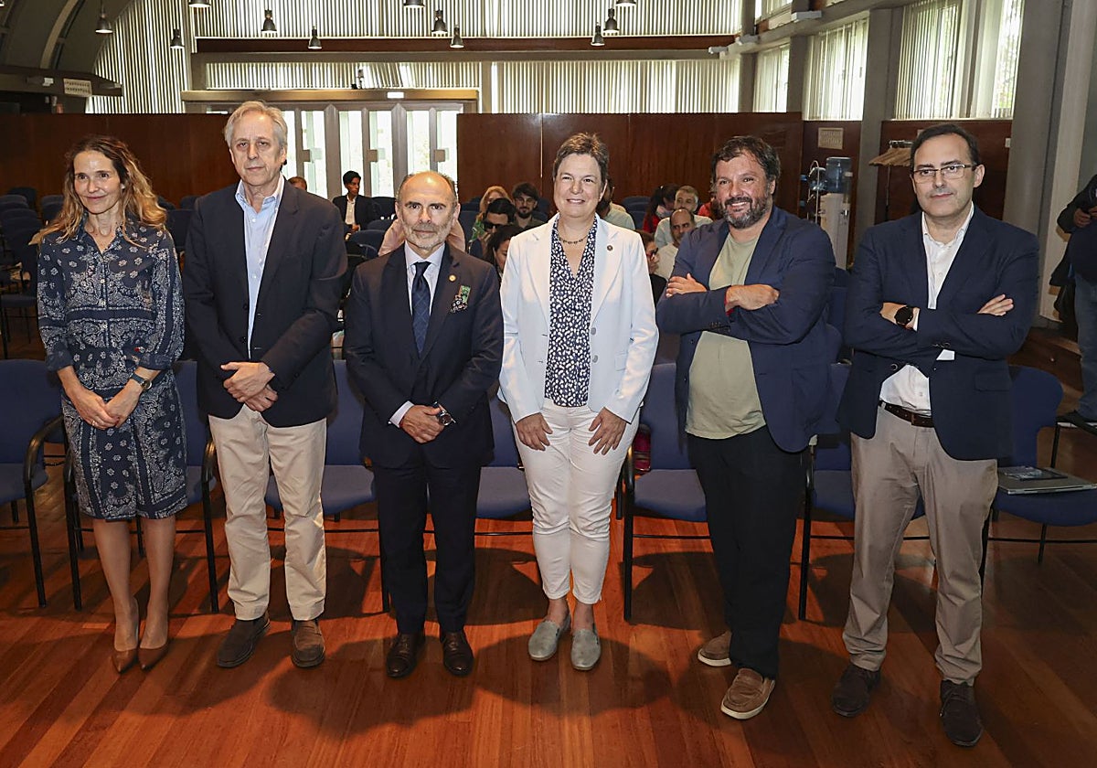 El rector de Uniovi y el CEO de The Next Pangea, Ignacio Villaverde y Rodrigo García, presentaron el curso junto a parte del profesorado en la residencia de La Granda.
