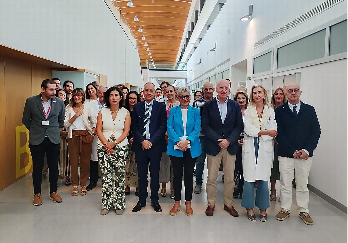 Foto de familia tras la presentación de la nueva oficina de Ingeniería Biomédica en el área de docencia del HUCA. En primer término, Irene Díaz, Víctor Manuel González, Concepción Saavedra, Faustino Blanco, Beatriz López y José Antonio Vega