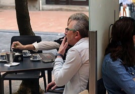 Clientes de un bar de Oviedo fumando en la terraza