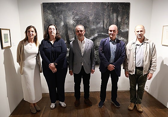 Lourdes García, concejala de Educación; Laura Baños, ayudante de conservación; Gabino Busto, conservador del museo; Pablo León, director de Patrimonio y Celestino Varela, director de la Ópera de Oviedo.
