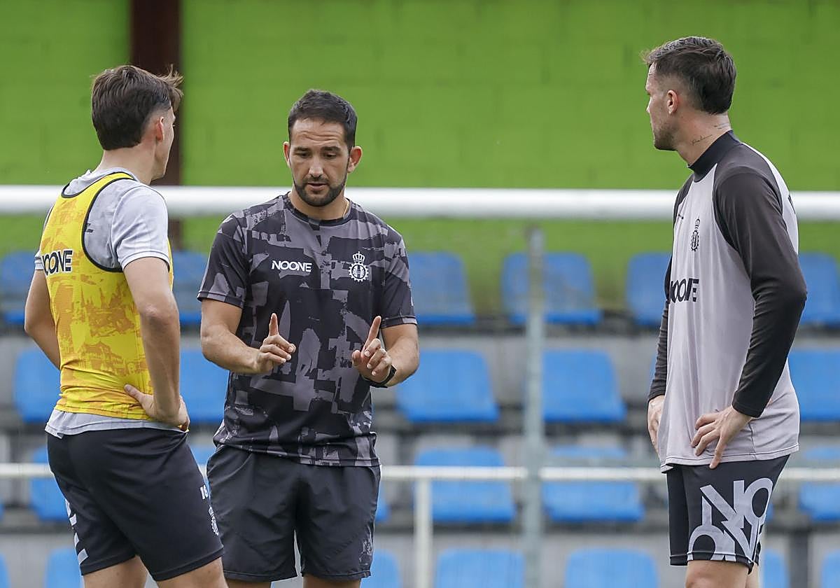 El técnico Dani Vidal matiza el posicionamiento de los dos pivotes del Real Avilés durante un entrenamiento del equipo en La Toba.