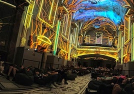 La iglesia de la Inmaculada a rebosar de público para acudir al primer día del espectáculo 'Génesis' en el que se muestra el origen de la vida a todo color