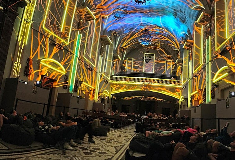 La iglesia de la Inmaculada a rebosar de público para acudir al primer día del espectáculo 'Génesis' en el que se muestra el origen de la vida a todo color