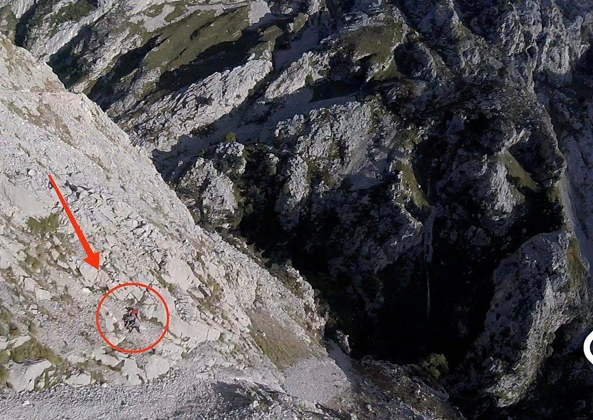 Imagen secundaria 1 - Muere la alemana que se precipitó 50 metros en la Ruta del Cares tras ser golpeada por una piedra en la cabeza