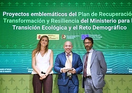 La ministra y el subsecretario para la Transición Ecológica y el Reto Demográfico, Sara Aagesen y Miguel González, junto al concejal de Medio Ambiente, Rodrigo Pintueles, tras hacerle entrega del premio.