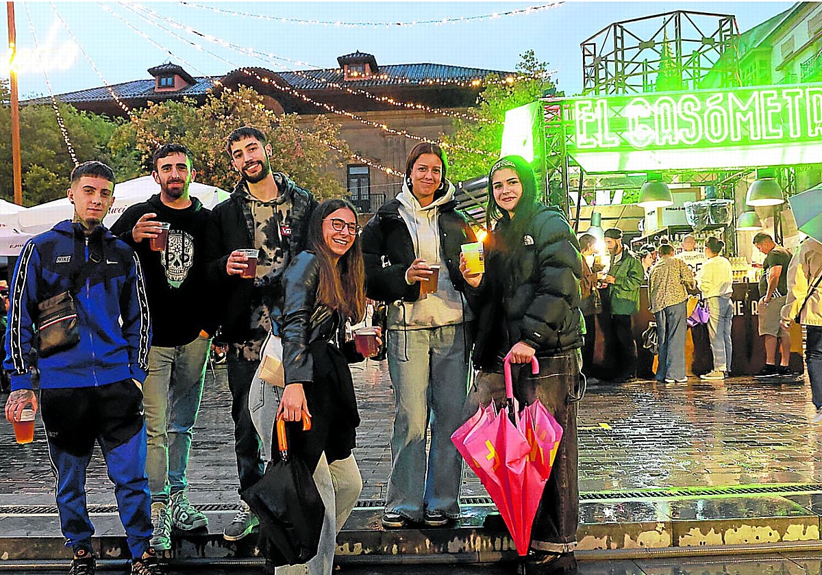 Alejandro Berdasco, Joaquín Ugas, Catriel Benítez, Paula Díaz, Tamara Sánchez y Lúa Matos, en la plaza de Porlier.