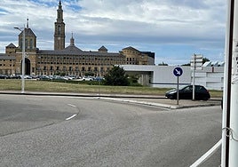 Glorieta situada junto al tanatorio de Cabueñes, con la señal en una de sus salidas.