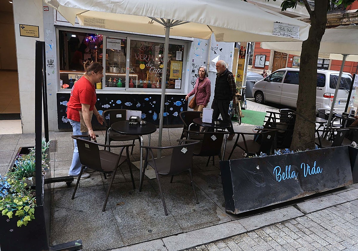 Aída Sastre, en la terraza arrollada el día anterior por un turismo en la calle Capua.