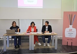 La jefa de departamento de la Universidad Popular Liliana Fernández-Peña, la concejala de Cultura, Montserrat López Moro, y el director de la Fundación de Cultura, Aitor Martínez Valdajos, esta mañana en el Antiguo Instituto.