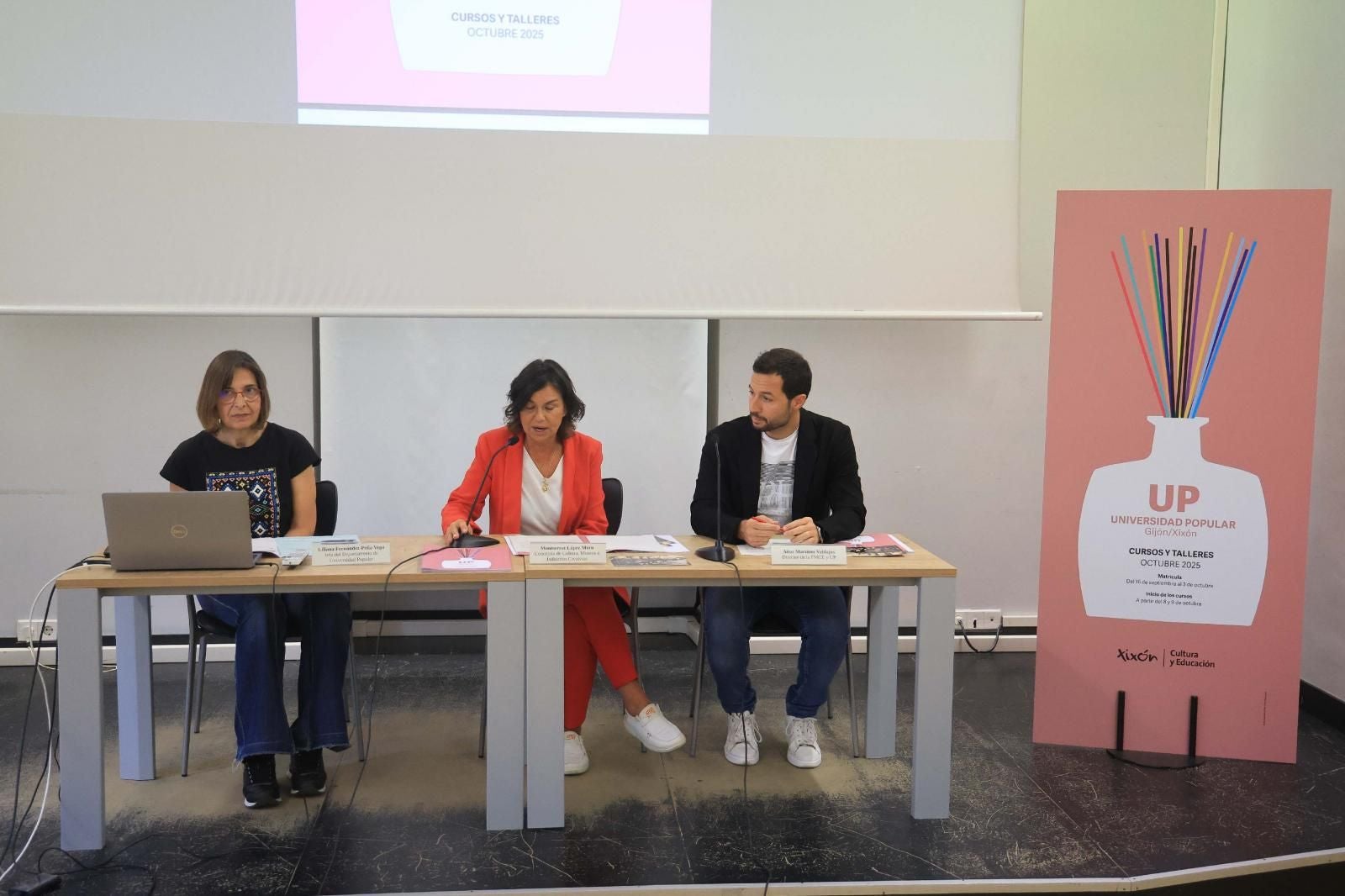 La jefa de departamento de la Universidad Popular Liliana Fernández-Peña, la concejala de Cultura, Montserrat López Moro, y el director de la Fundación de Cultura, Aitor Martínez Valdajos, esta mañana en el Antiguo Instituto.