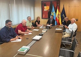 Los miembros de las asociaciones vecinales durante la reunión con el consejero de Hacienda, Guillermo Peláez.
