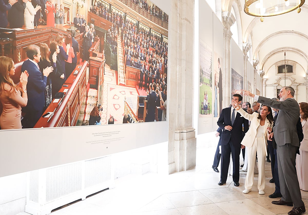 La exposición, de carácter itinerante, se inauguró en el Palacio Real con la presencia de los Reyes.