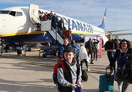 Pasajeros en el aeropuerto de Asturias.