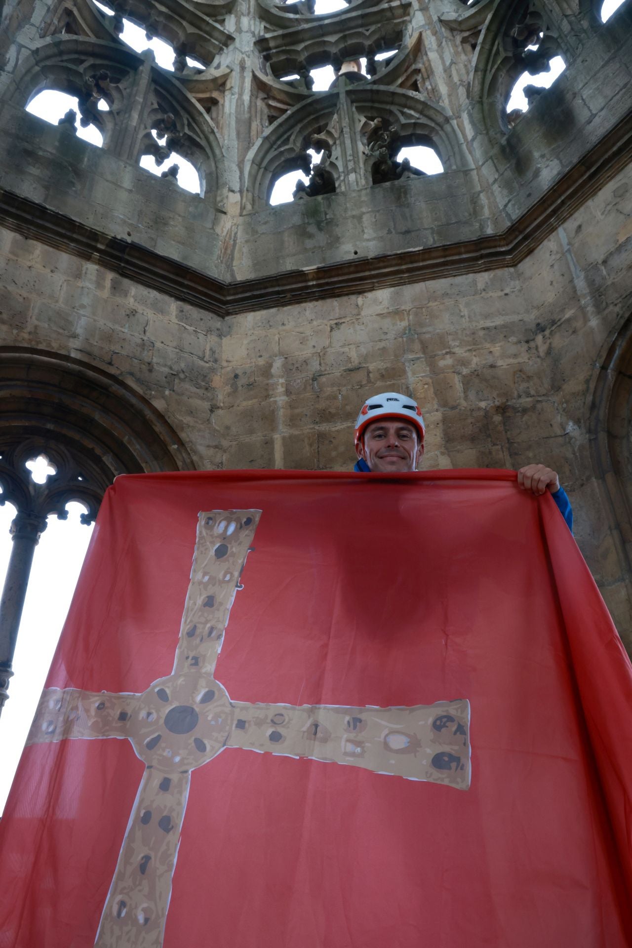 Las banderas de la Perdonanza vuelven a ondear en la torre de la Catedral de Oviedo