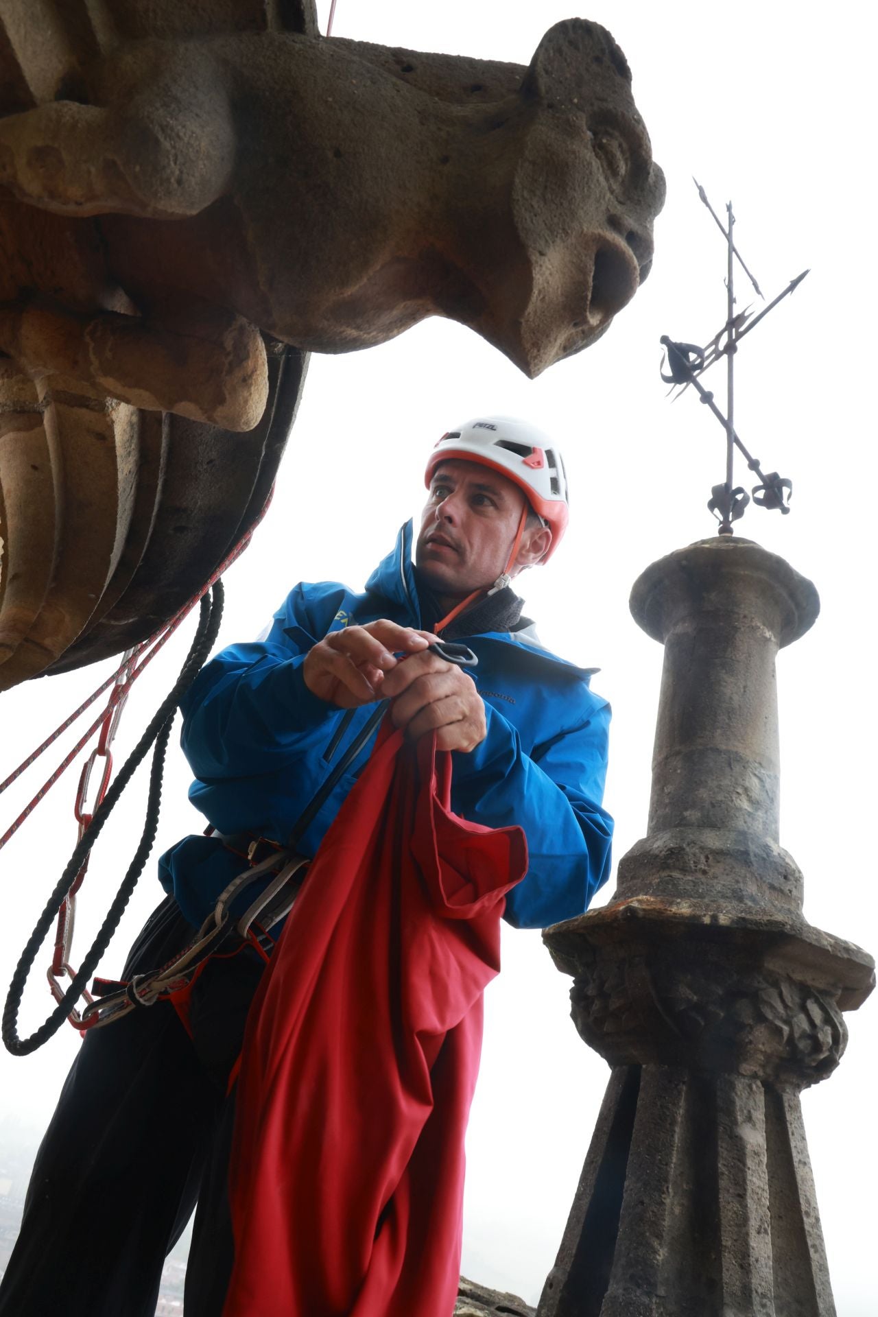 Las banderas de la Perdonanza vuelven a ondear en la torre de la Catedral de Oviedo