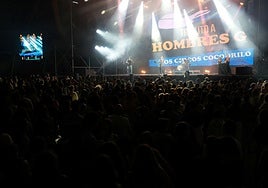 El concierto en La Ería comenzó con el homenaje a Hombres G.