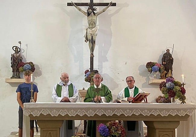 Fueyo  fue el encargado de oficiar la misa en Oles.